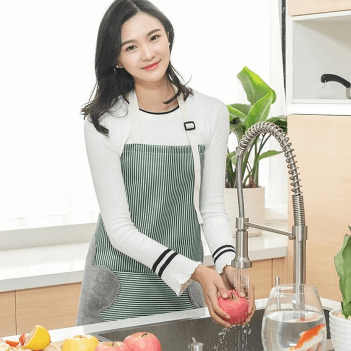 Tablier de cuisine avec une partie serviette dessuyage à la main