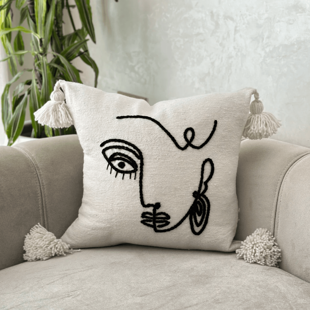Housse de coussin artisanale à pompons