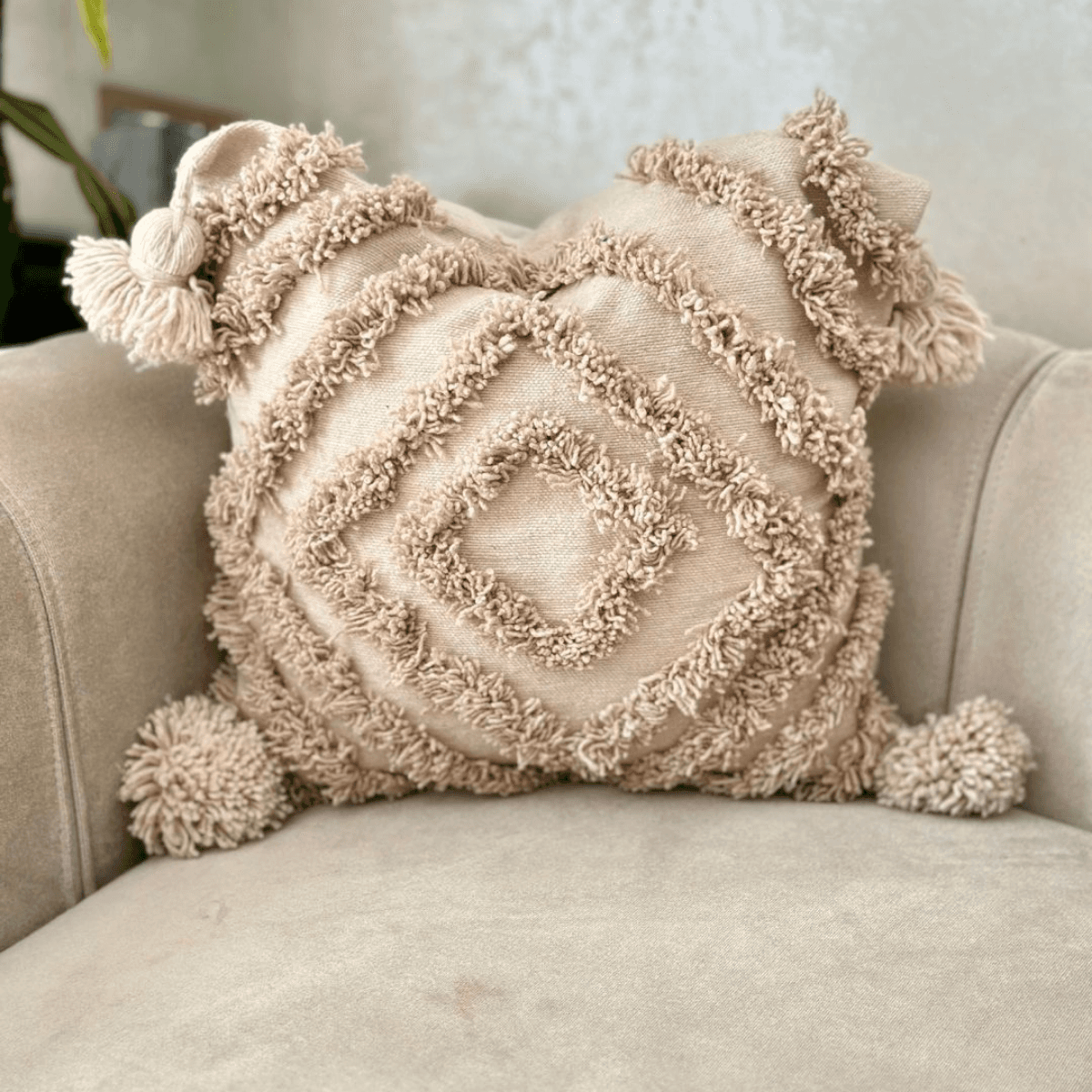 Housse de coussin artisanale à pompons
