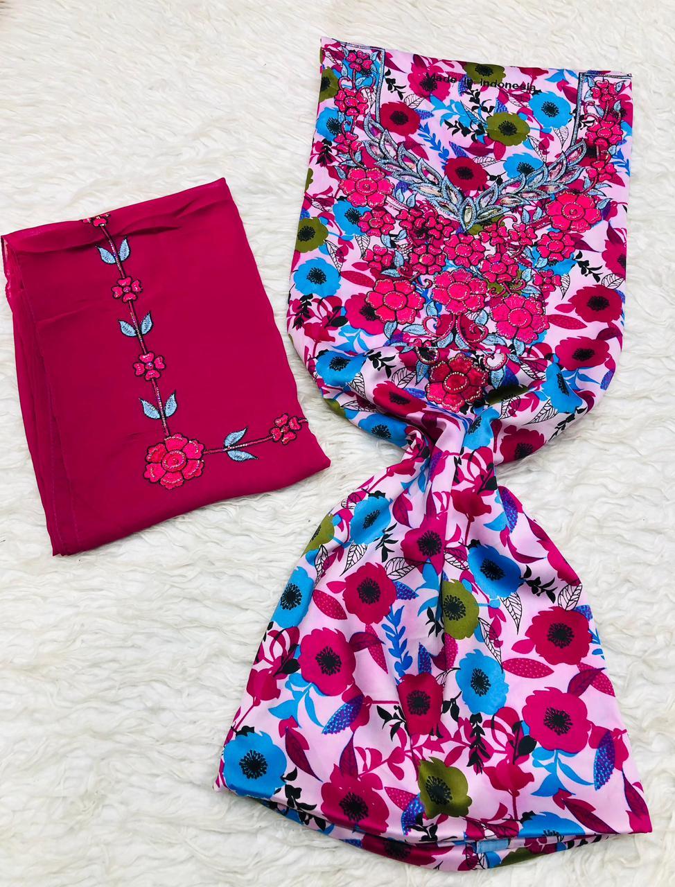 Mukhawar Mukhram avec Châle Fuchsia