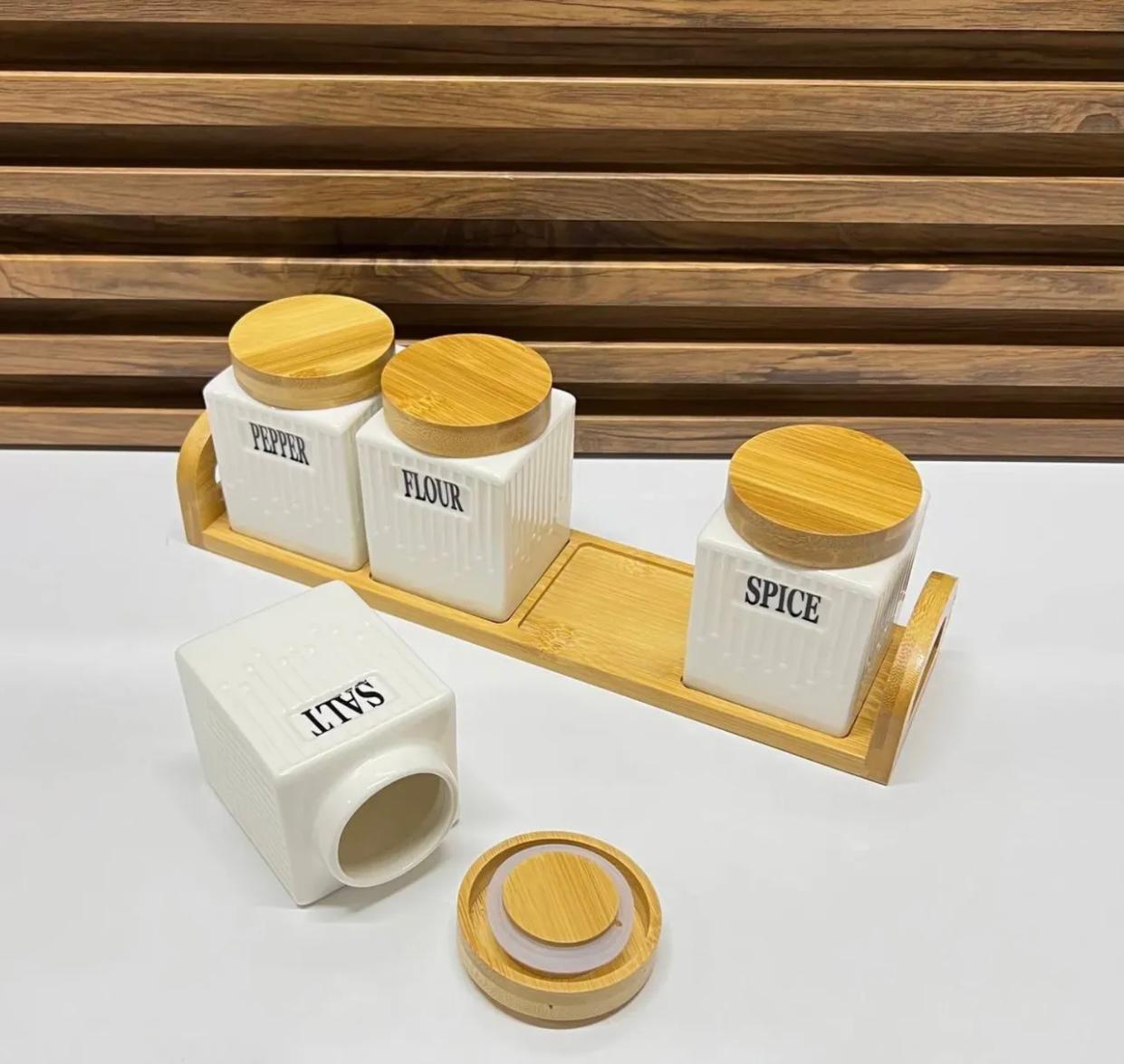 Service à épices 5 pièces en porcelaines avec couvercles hermétiques résistants avec leur support en bambou