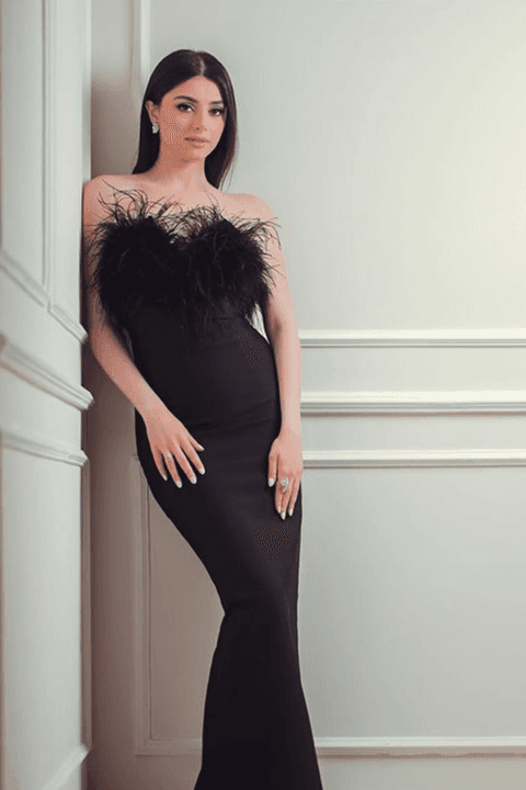 Robe bandage avec détails en plumes