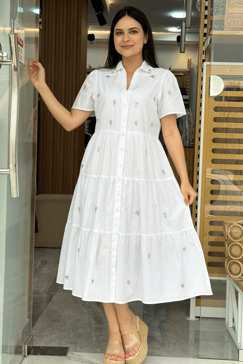 Robe chemise blanche brodée de bijoux