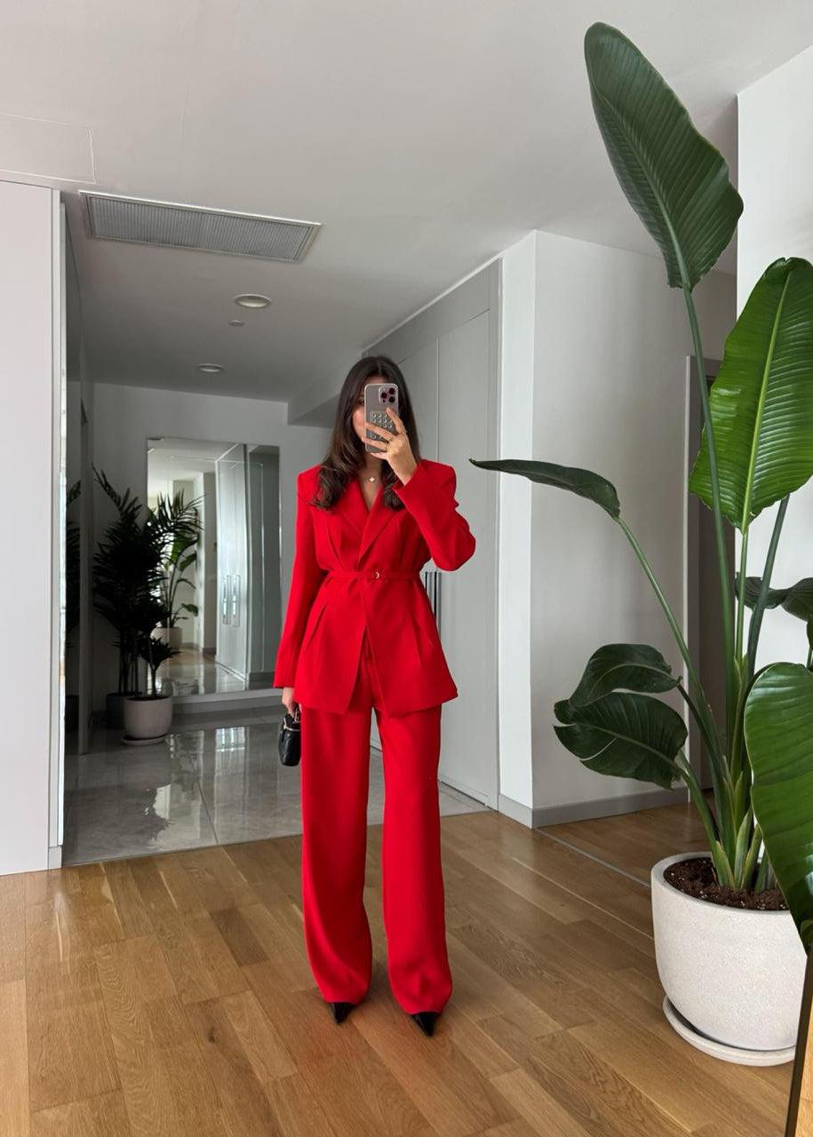 Ensemble Tailleur Rouge – Blazer Cintrée Ceinturée & Pantalon Fluide Taille Haute