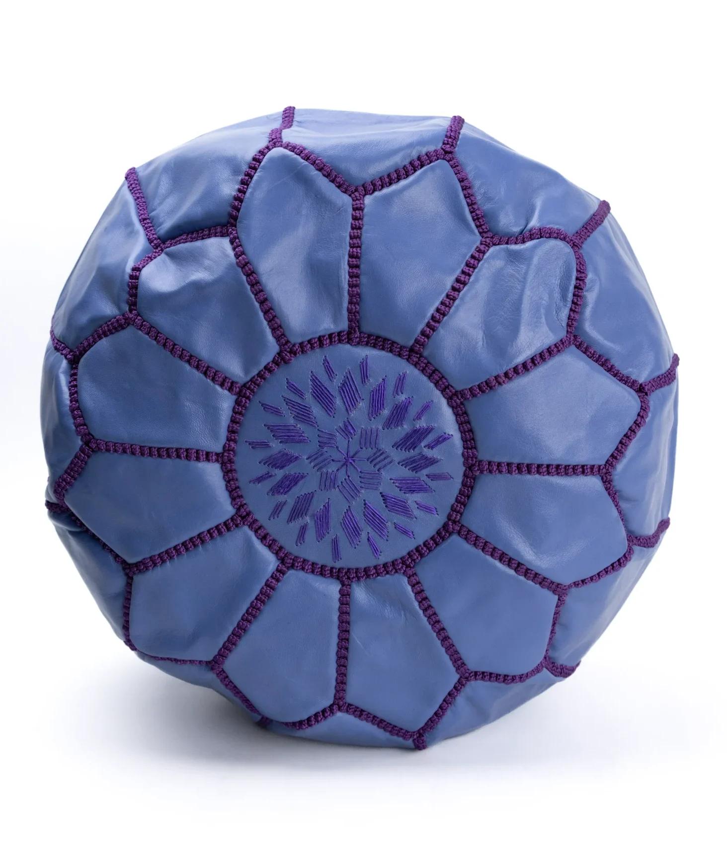 Pouf en cuir brodé