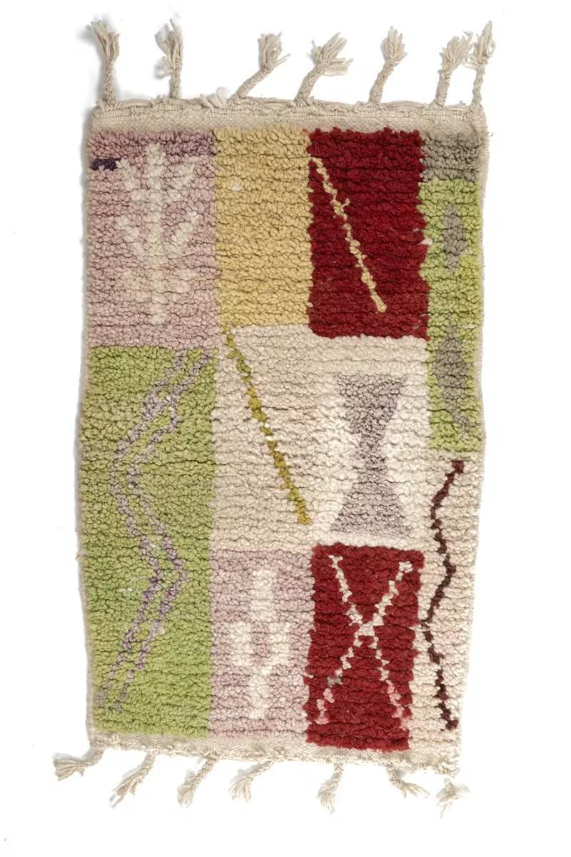 Tapis marocain à motifs de diamants aux douces couleurs pastel