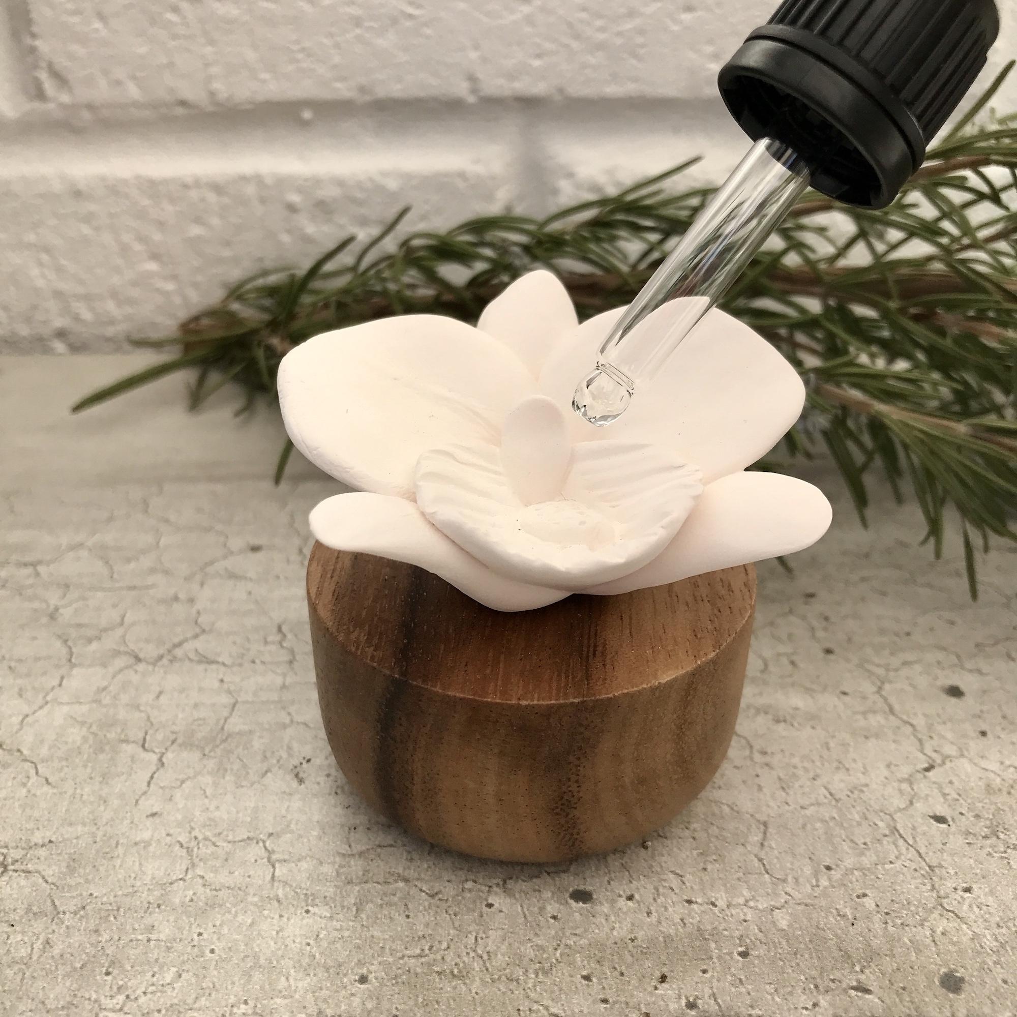 ORCHIDÉE DU NÉPAL BLANCHE- DIFFUSEUR  BOIS ET PORCELAINE POUR INTÉRIEUR