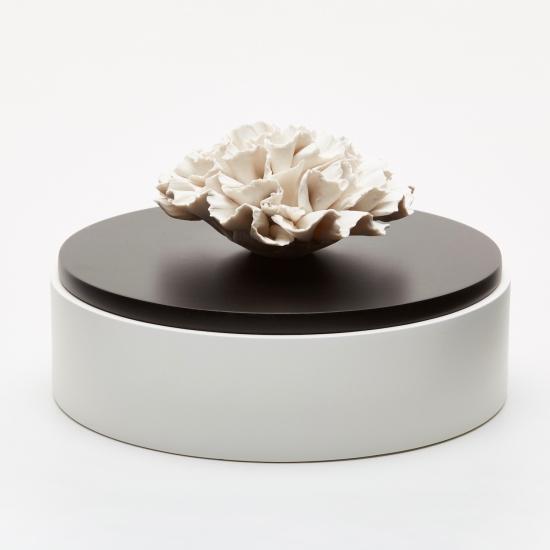 IWA XL - BOÎTE DÉCORATIVE EN BOIS DACACIA ORNÉE DUNE FLEUR EN CÉRAMIQUE