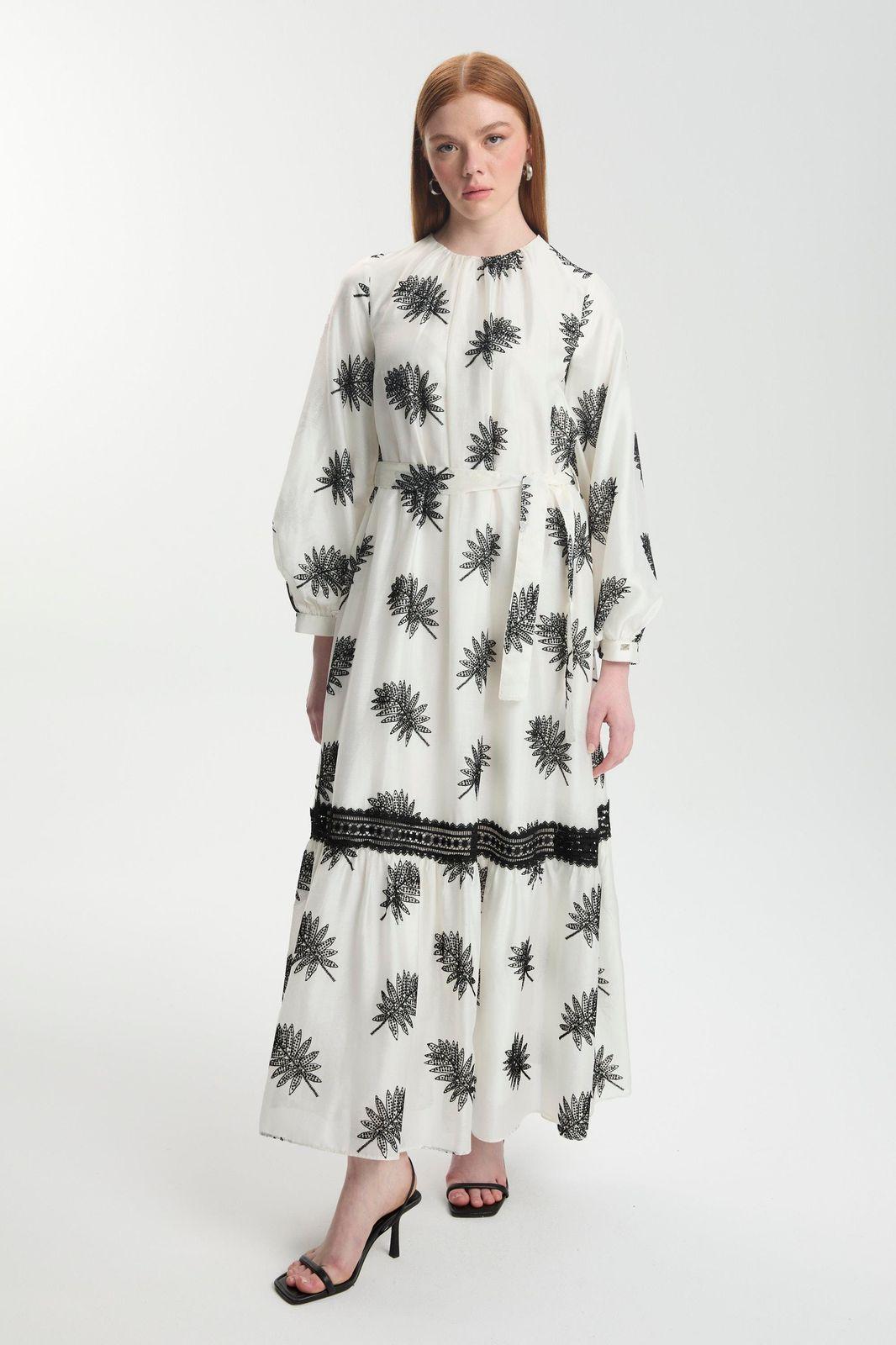 Robe ceinturée à motifs