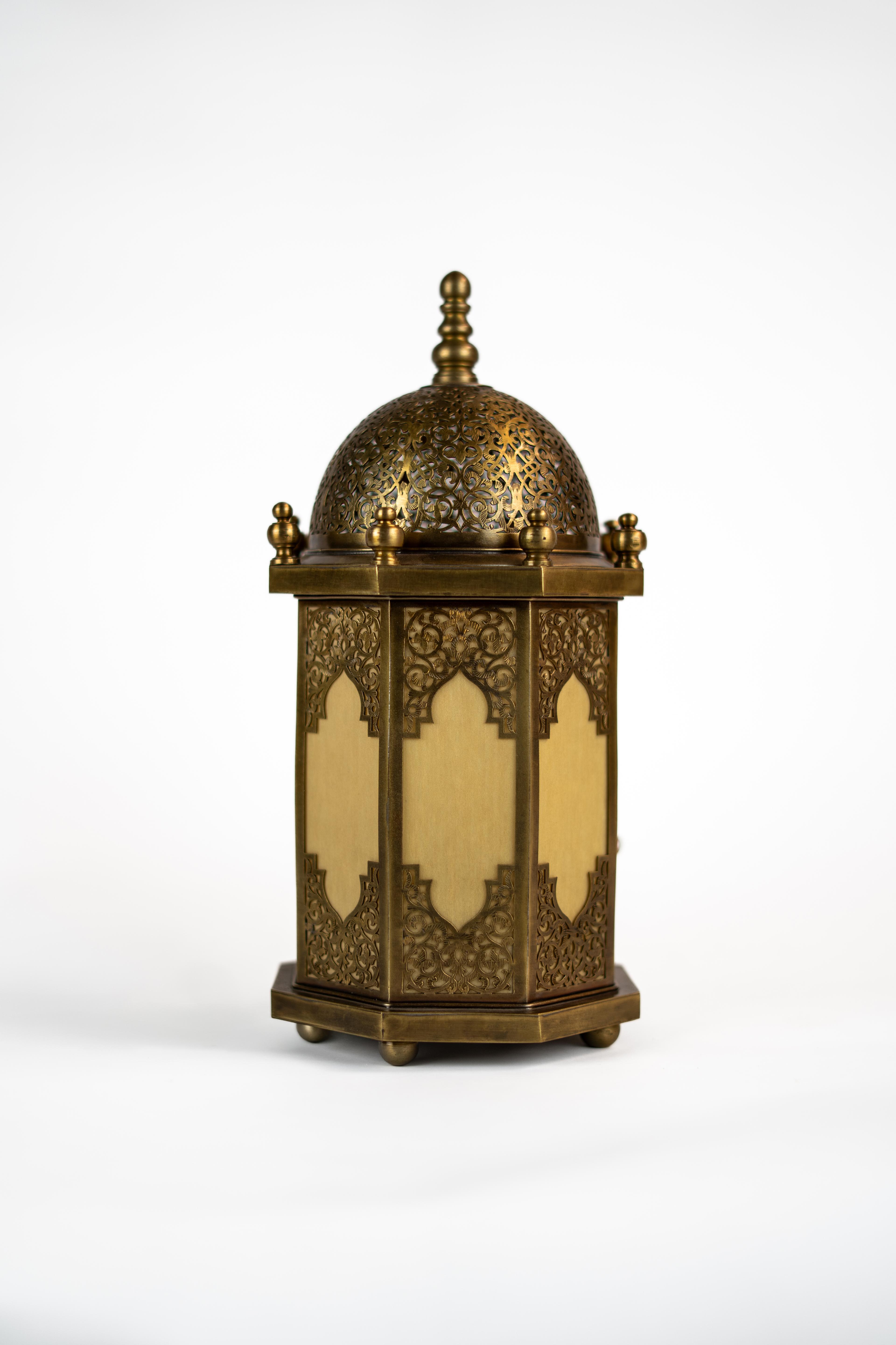 Lampe de table marocaine antique – Lampe à dôme en laiton finement sculptée