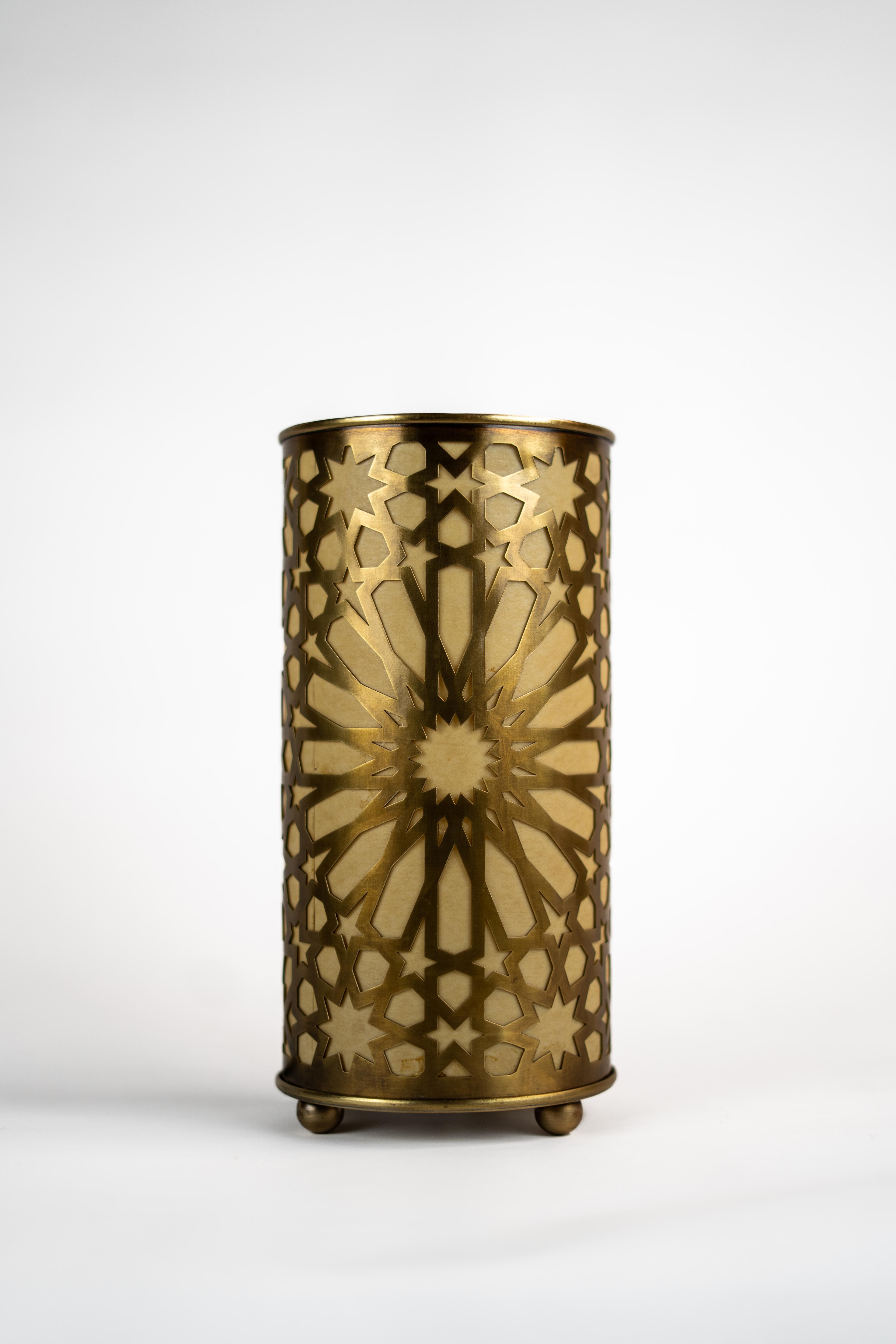 Lampe de table marocaine en laiton fabriquée à la main – Motif étoilé antique