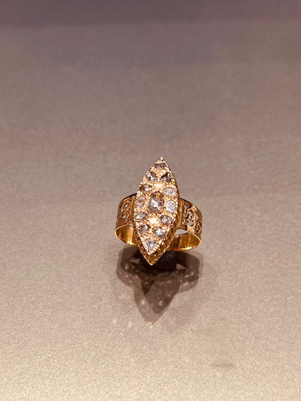 Bague or sertie rosaces