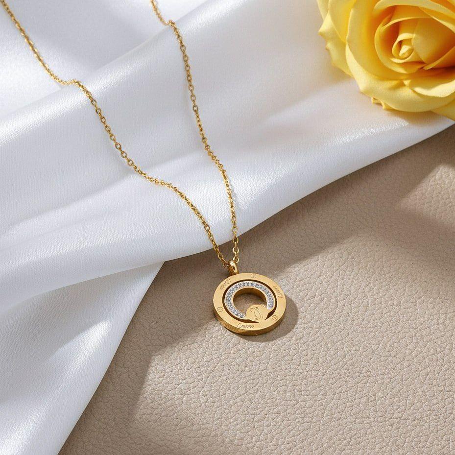 Collier Cercle Ajouré Motif Géométrique et Zircons Scintillants