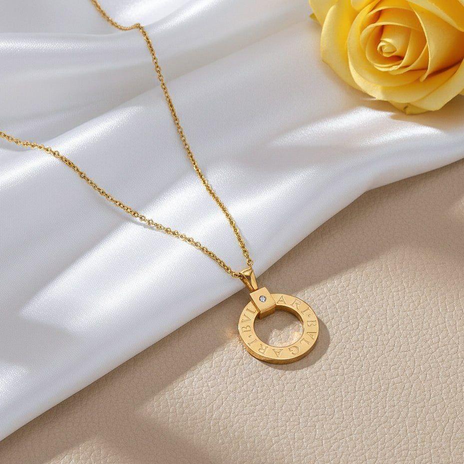 Collier Cercle Doré Élégant avec Gravure & Cristal