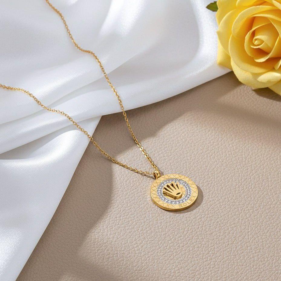 Collier Pendentif Cercle Couronne 'Prestige' avec Micro-Sertissage Plaqué Or