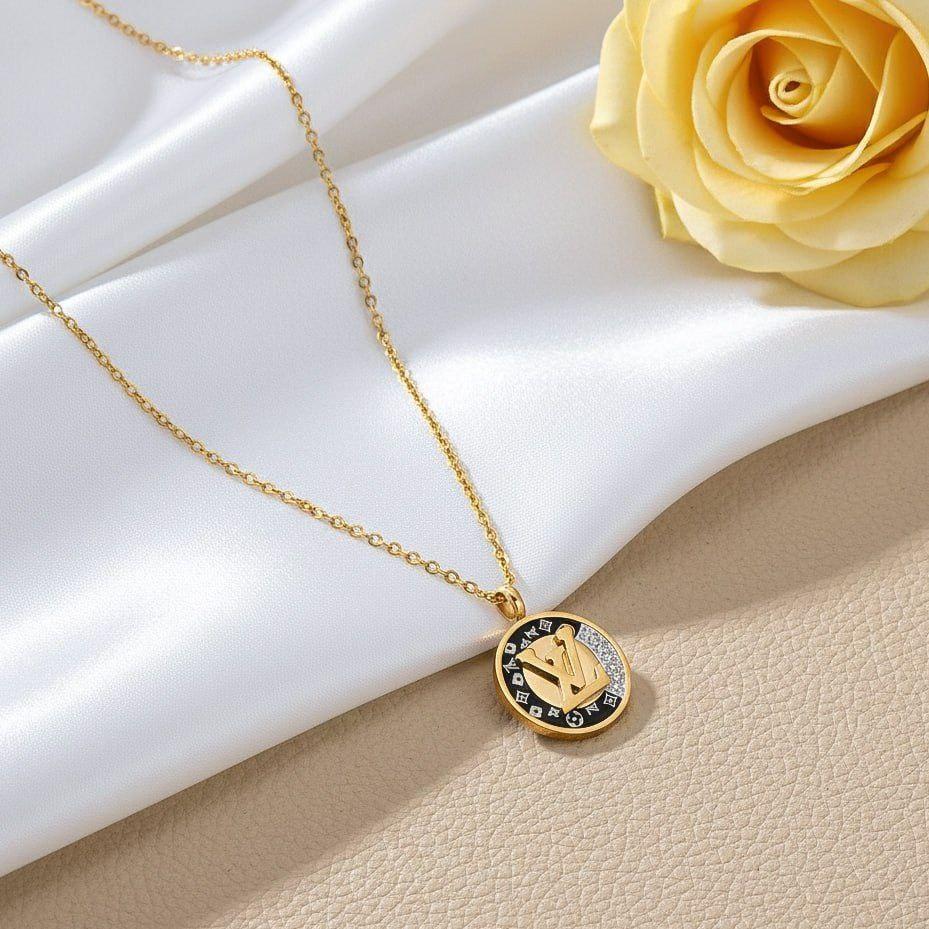 Collier Médaillon Bicolore Noir & Or Motif Monogramme Luxe