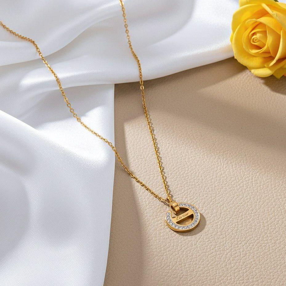 Collier Pendentif Anneau Plaqué Or avec Gravure Script et Micro-Pavé