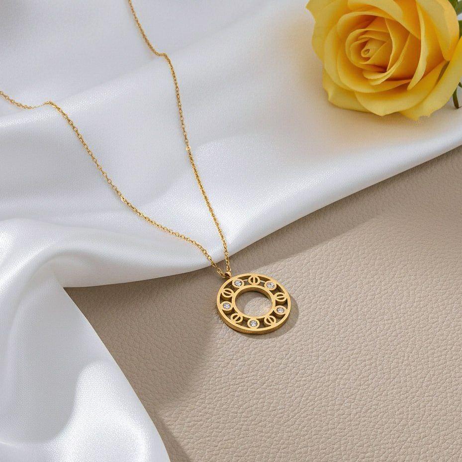 Collier Cercle Ajouré Motif Répétitif et Zircons Scintillants