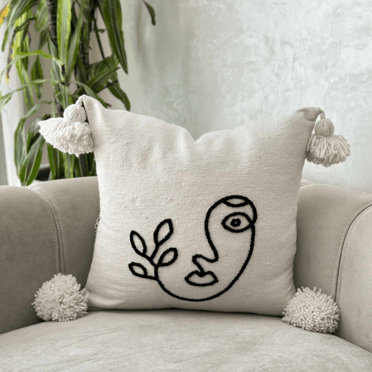 Housse de coussin artisanale à pompons