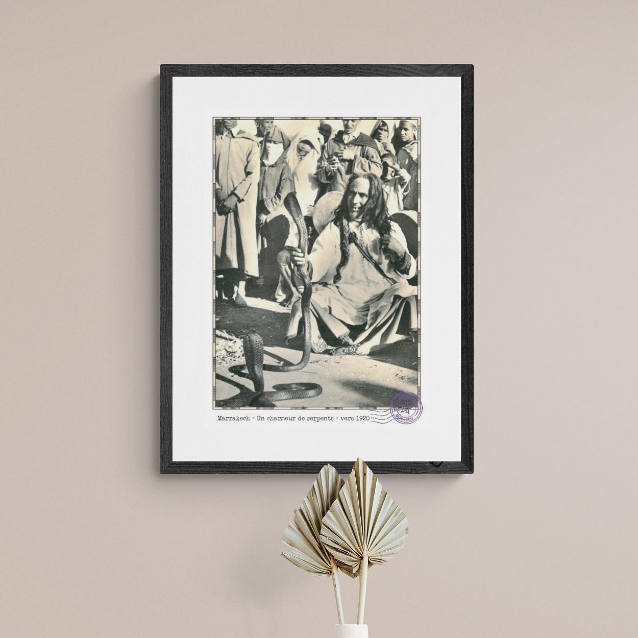 Affiche d'une vue ancienne de Marrakech - Un charmeur de serpents - vers 1920 - reproduction